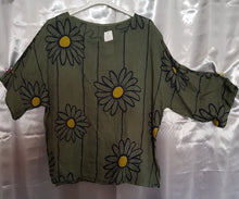 Lade das Bild in den Galerie-Viewer, Shirt &quot;Blumen&quot;
